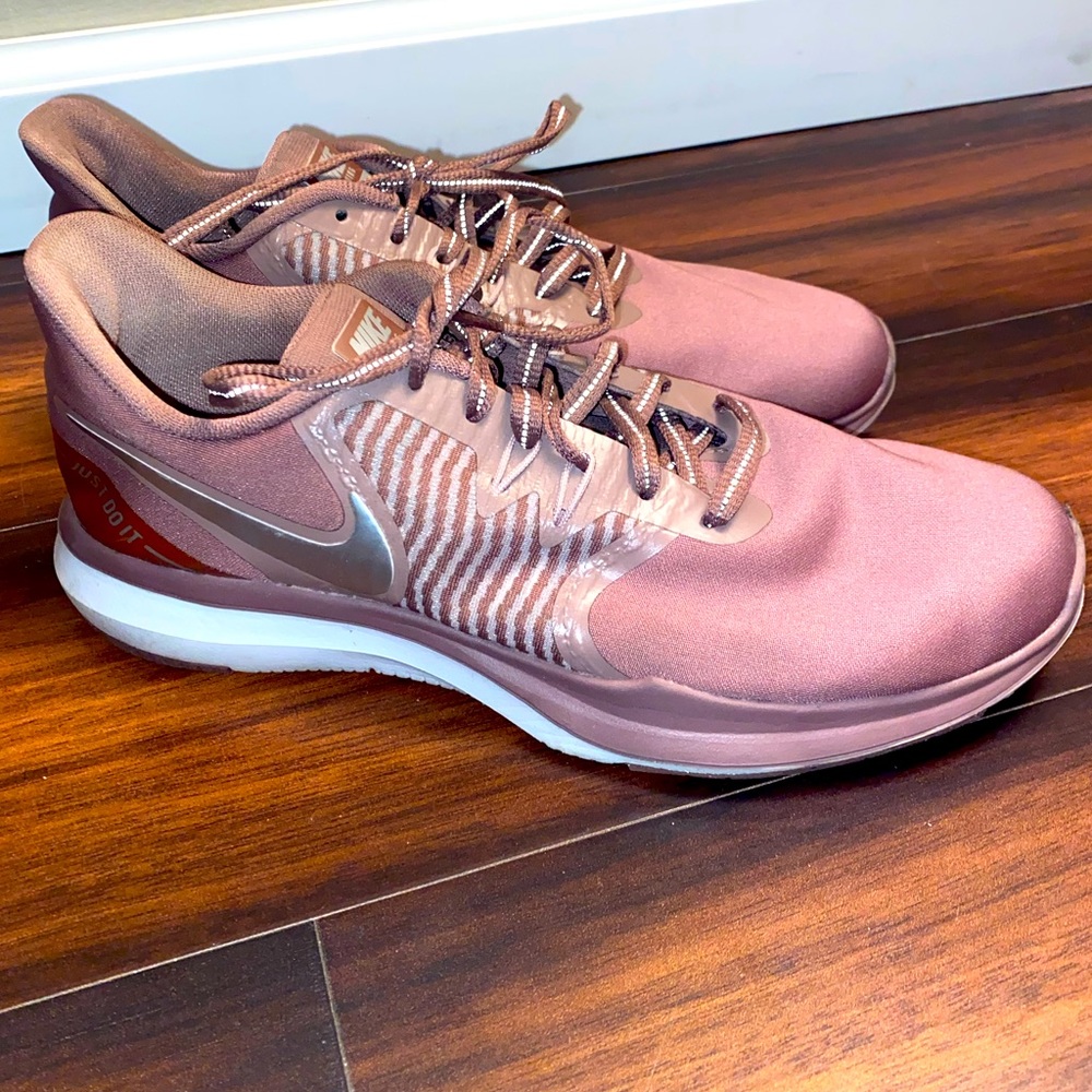 NIKE LIKE NEW - Women’s Nike Tennis Shoe